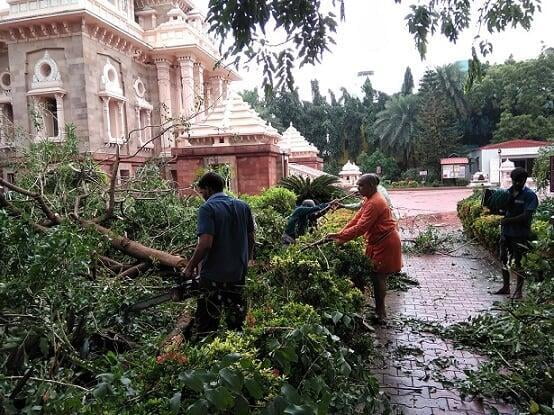 Ramakrishna Math Campus Cleaning after Vardah Cyclone at Chennai